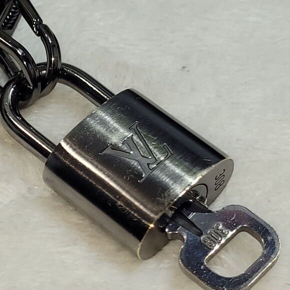 LV #308 AUTHENTIC Silver Lock & Key #308 with dustbag and Unbranded chain - Picture 8 of 12